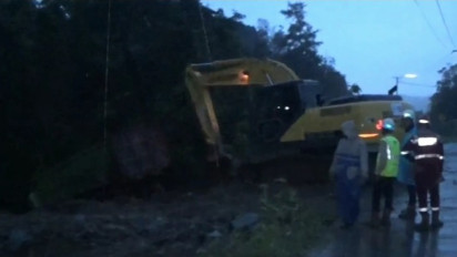 Dua Truk Proyek Bendungan Cipanas Terlibat Kecelakaan HIngga Terperosok ke Parit