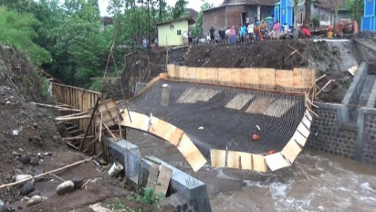 Diterjang Banjir, Konstruksi Penyangga Jembatan di Magetan Roboh