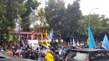 Tuntut Upah Naik, Ribuan Buruh Kepung Kantor Walikota Bekasi