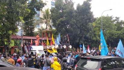 Tuntut Upah Naik, Ribuan Buruh Kepung Kantor Walikota Bekasi