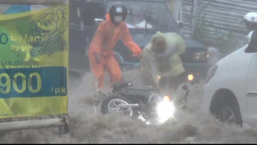 Belasan Kendaraan Bermotor di Bandung Terseret Arus Banjir