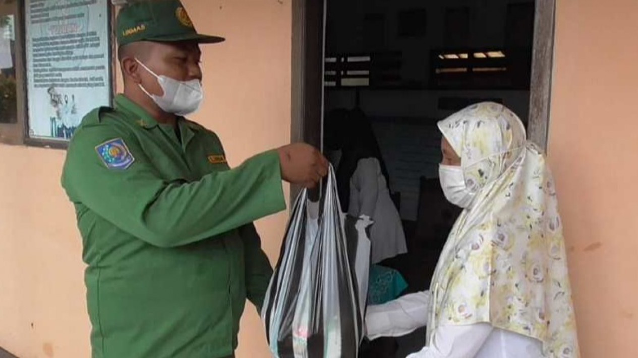 Bantuan Paket Sembako Kepada Keluarga Veteran dan Guru Honorer di Hari Pahlawan
            - galeri foto