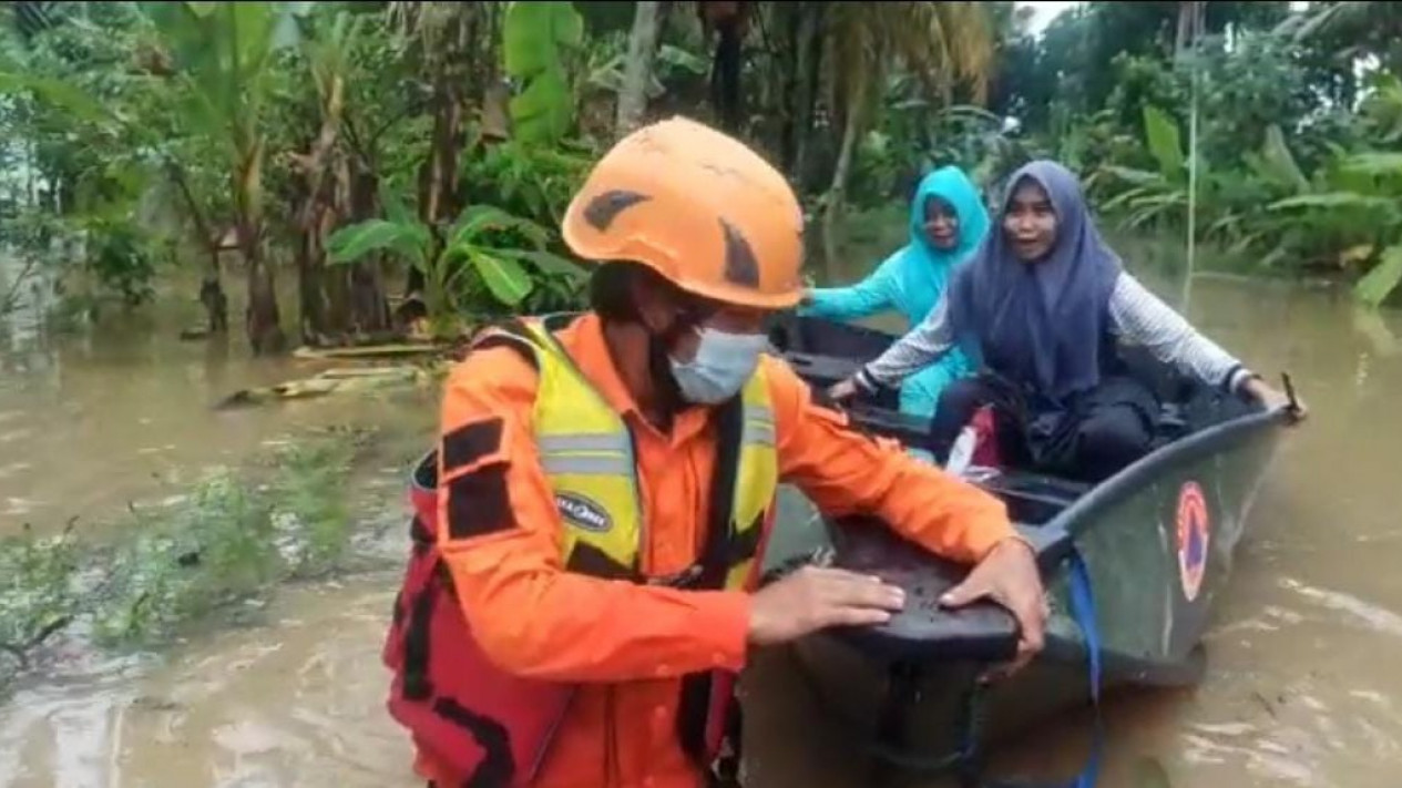 Banjir di Dua Desa di Jember Belum Surut. Tim SAR Sisir Korban Terjebak di Rumah
            - galeri foto