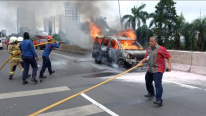 Sebuah Mobil Terbakar di Tol JORR dekat Cilandak