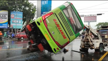 Diduga Hendak Terobos Lampu Lalu Lintas Bus Terguling di Perempatan Demak Ijo Sleman