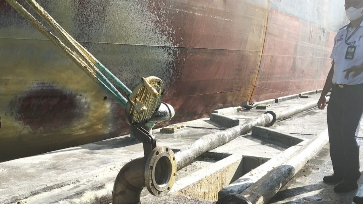 Tumpahan Minyak Mencemari Laut, Pelindo 1 Cabang Dumai Tegur PT Kreasi Jaya Adhikarya
            - galeri foto