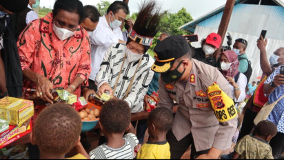 Hadir di Kampung Terjauh di Asmat, Bupati Elisa Kambu Apresiasi dan Beri Hormat kepada Mensos