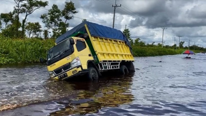 Terendam Banjir Jalur Trans Kalimantan Berlubang dan Rawan Terjadi Kecelakaan
