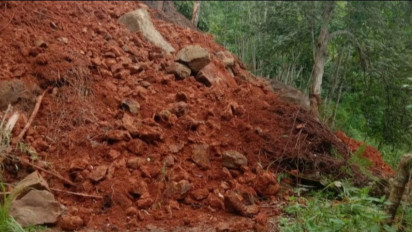 Jalan Penghubung Tertimbun Tanah Longsor Tiga Desa di Cianjur Terisolir