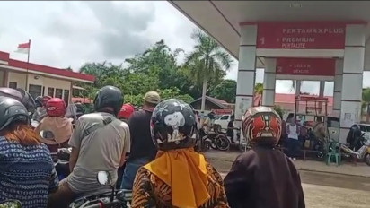 Banjir yang Melanda Beberapa Kabupaten di Kalimantan Barat Belum Menunjukan Akan Surut. Harga BBM di Pengecer Naik