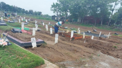 Puluhan Makam di TPU Covid-19 Kab. Bekasi Amblas