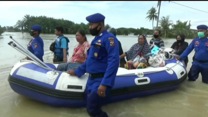 Masih Direndam Banjir, Warga Sei Rampah Terserang Gatal Mulai Berobat