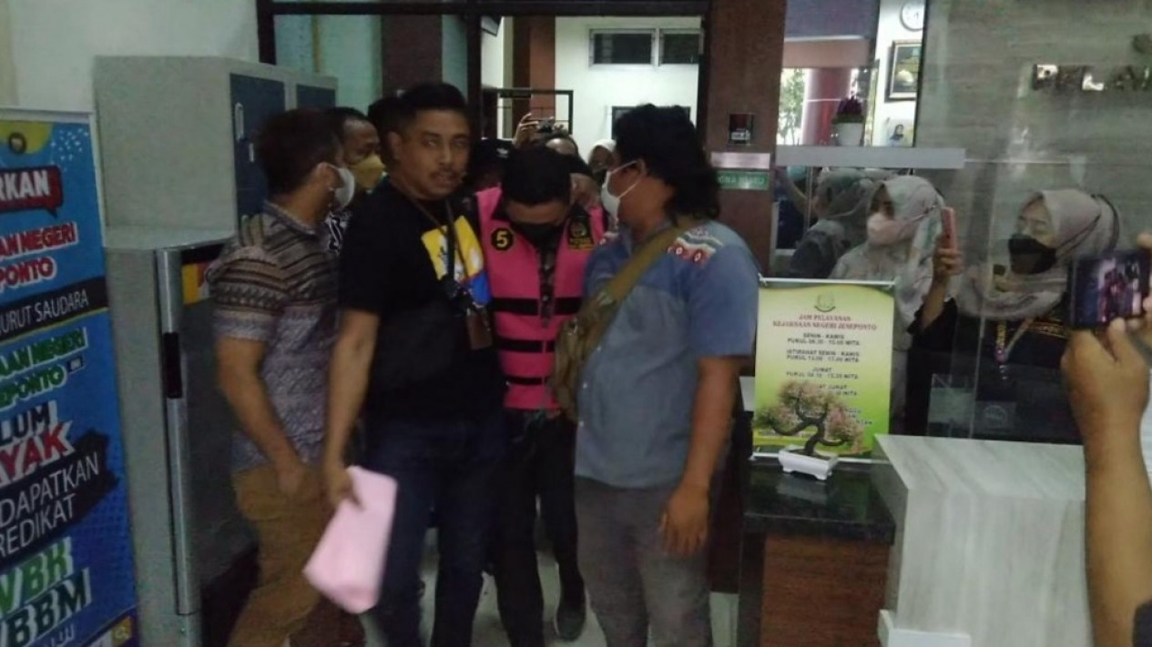 Dugaan kasus Korupsi di Dinas Pendidikan Jeneponto, 3 Tersangka Ditahan Kejari, Kadis Pendidikan Ikut Diperiksa
            - galeri foto