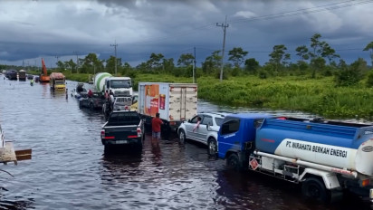 Banjir Rendam Poros Tengah Trans Kalimantan Meninggi, Kemacetan Kendaraan Makin Parah