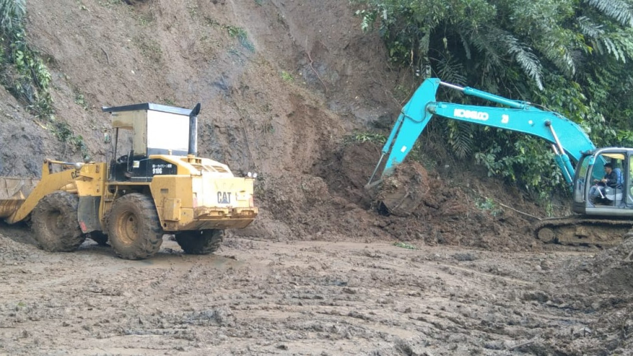 Empat Alat Berat Dikerahkan untuk Bersihkan Longsor di Jalan Trans Sulawesi
            - galeri foto