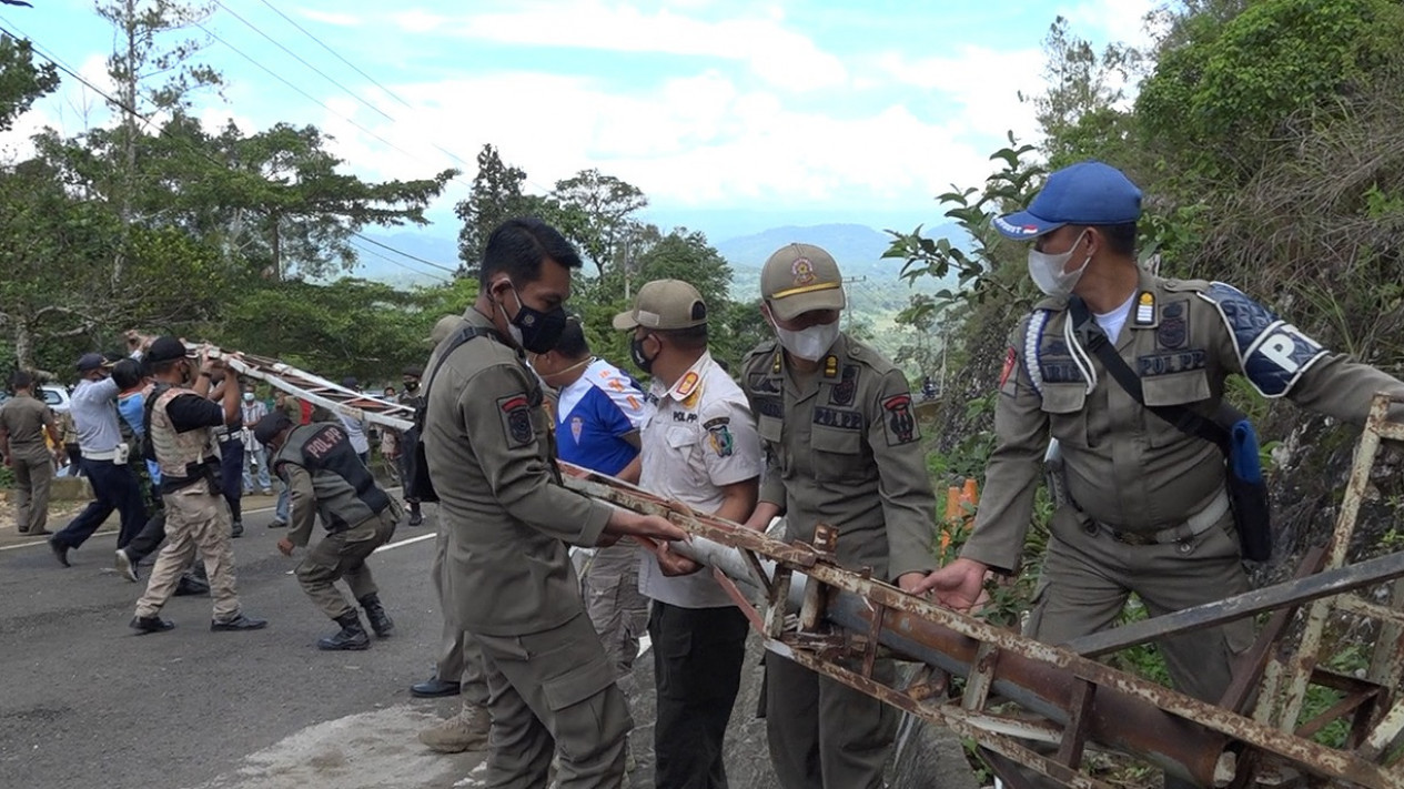 Dianggap Meresahkan Wisatawan, Portal Menuju Objek Wisata Patung Yesus Tana Toraja Dibongkar Paksa Satpol PP
            - galeri foto