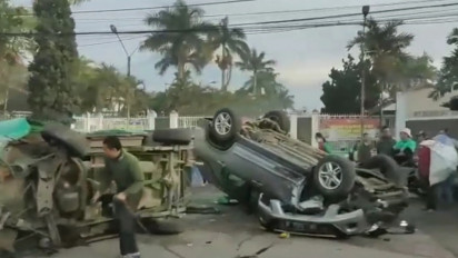 Minibus dan Angkot Terguling Setelah Terlibat Tabrakan di Jalan Raya Bandung-Garut