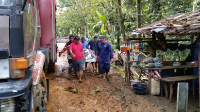 Terjebak Macet Panjang akibat Tanah Longsor di Jalan Trans Sulawesi, Mayat Ditandu Jalan Kaki Sejauh 5 Kilometer