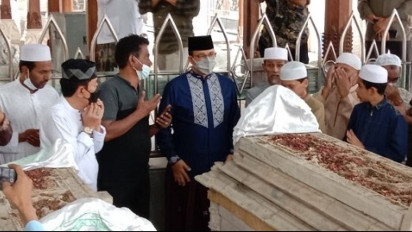Gubernur DKI Ziarah ke Makam Sunan Gresik, Anies: Ini Murni Berziarah