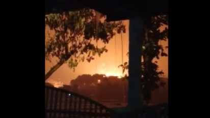 Cilacap Tengah Diguyur Hujan dan Petir Saat Tangki Kilang Minyak Pertamina RU IV Terbakar