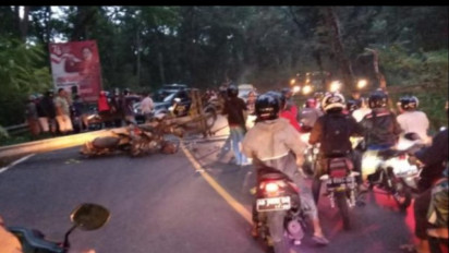 Dua Pemotor Luka-Luka Tertimpa Tiang Listrik yang Ambruk