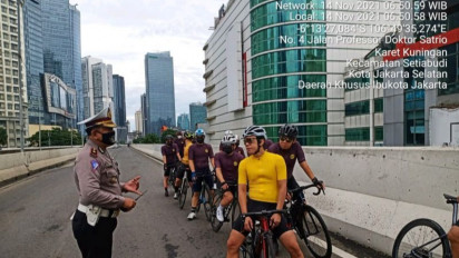 Polisi Tegur Rombongan Pesepeda Lintasi JLNT Kasablanka