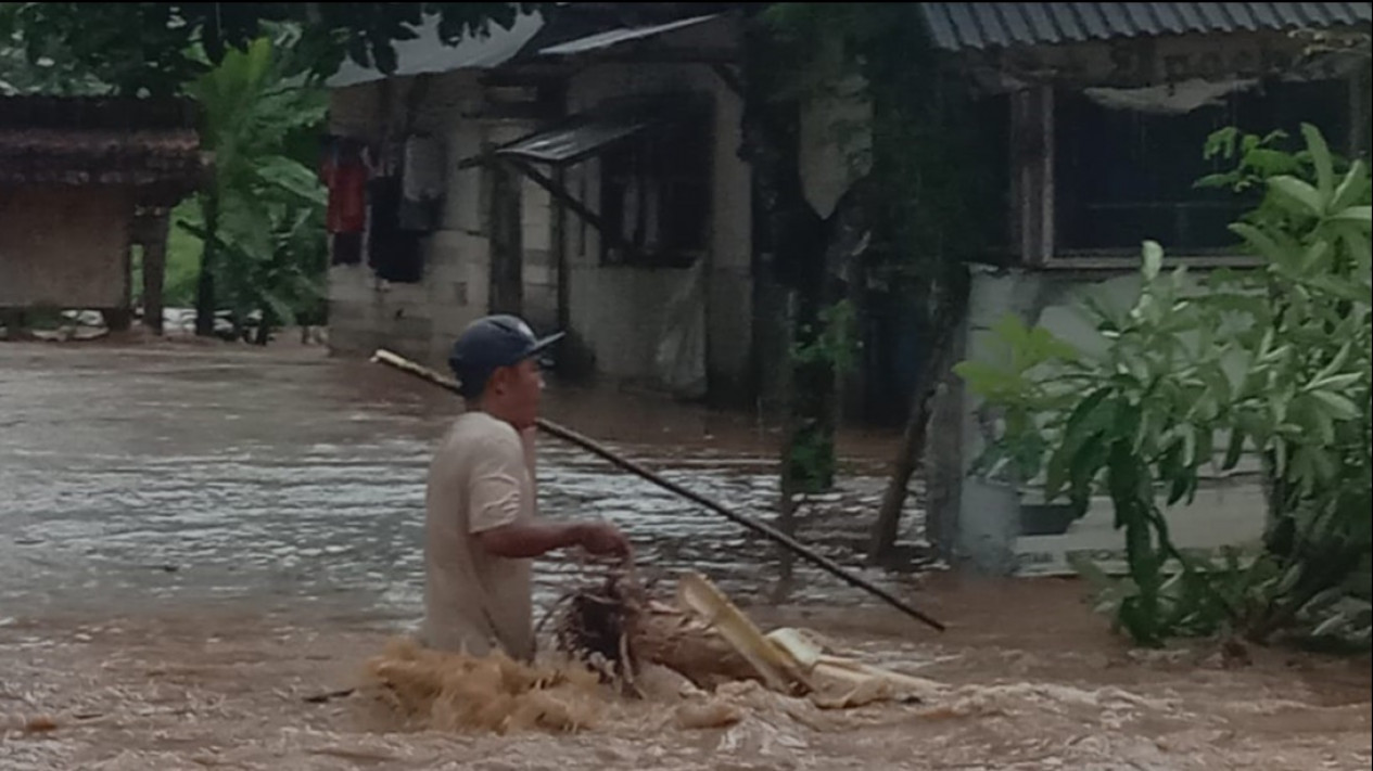 Tanggul Sungai Karangtambak Jebol, Puluhan Rumah Warga di Banyuwangi Terendam Banjir
            - galeri foto