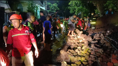 Ibu dan Dua Anaknya Terjepit Pagar Tembok Rumah yang Roboh