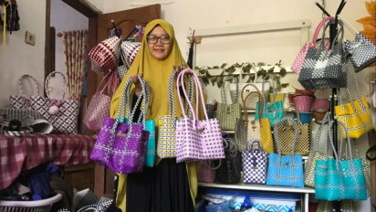 Pandemi Covid-19, Perajin Tas Anyaman Plastik di Bojonegoro Banjir Pesanan