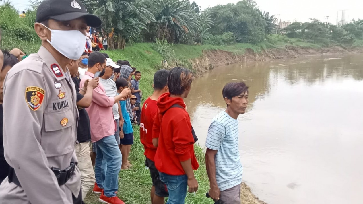 Warga Gempar! Mayat Bayi Masih Menempel Tali Pusar Ditemukan Menyangkut Di Kawat Pinggiran Kali Bekasi
            - galeri foto