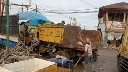 Petugas DLHK Tangerang Berupaya Angkut Tumpukan Sampah di Kali Prancis