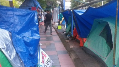 Puluhan Imigran Tidur di Tenda Depan Kantor UNHCR Perwakilan Sulawesi Selatan