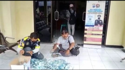 Viral, Pengacara Sebar Uang di Mapolsekta Banyuwangi