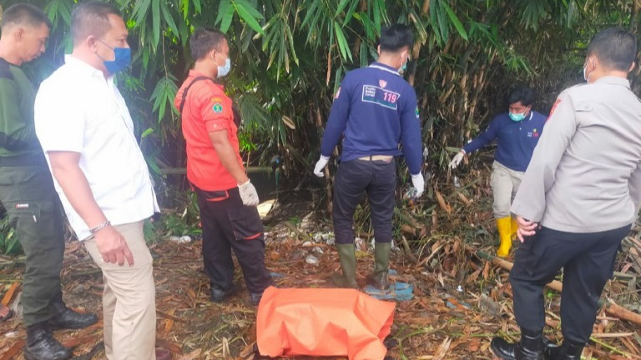 Penemuan Mayat Bayi Mengapung di Sungai Bikin Gempar, Tali Pusar Masih Menempel
            - galeri foto