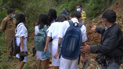 Demi Belajar, Puluhan Anak Sekolah di Lembang Randabatu, Kabupaten Tana Toraja, Terobos Longsor, Akses Jalan Masih Tertutup Lumpur dan Kayu