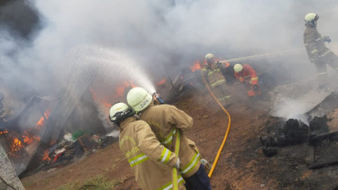 Pabrik Penggilingan Kapas Jalan TB Simatupang Terbakar Hebat, 13 Unit Mobil Damkar Dikerahkan untuk Pemadaman