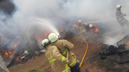 Pabrik Penggilingan Kapas Jalan TB Simatupang Terbakar Hebat, 13 Unit Mobil Damkar Dikerahkan untuk Pemadaman