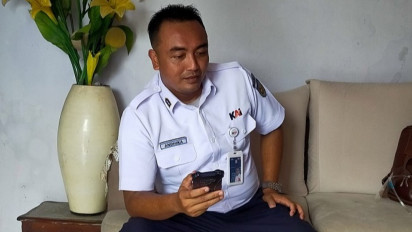 Viral! Berangkat Kerja, Pria di Banyuwangi Dijemput Kereta Api di Depan Rumah