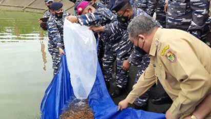 Bangkitkan Ekonomi Kerakyatan di Saat Pandemi dan Pemulihan Konservasi Alam, TNI AL Tebar Benih Ikan dan Tanam Sejuta Pohon