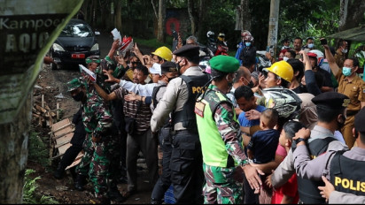 Resmikan Tol Serang-Panimbang, Jokowi Bagikan Kaus Gambar Dirinya