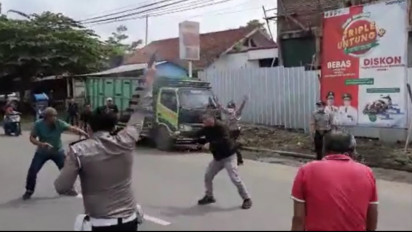 Ngeri! Dua Pria Bersenjata Gergaji dan Golok Duel di Depan Kantor Samsat Tasikmalaya
