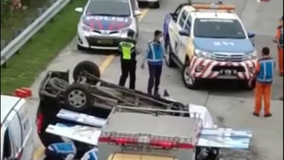 Diduga Selip, Mobil Terbalik di Tol Pasuruan, Satu Penumpang Tewas