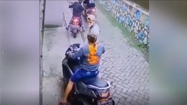 Terekam CCTV, Empat Komplotan Curanmor Beraksi dan Kunci Korban Dalam Rumah Kontrakan