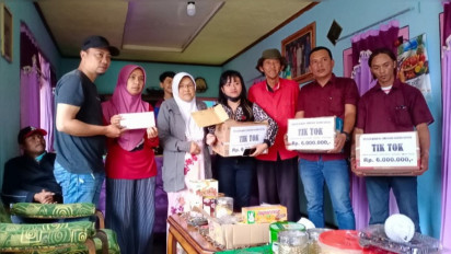 Komunitas TikTok Serahkan Hasil Galang Dana untuk Bantu Korban Banjir Bandang di Batu 