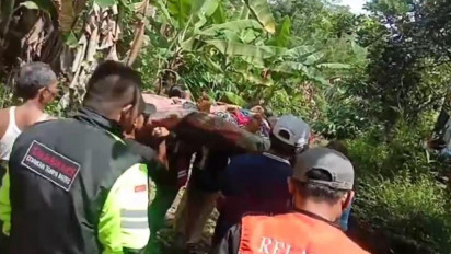 Viral Video Wanita Patah Tulang Terpaksa Ditandu karena Jalan Rusak