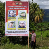Permudah Masyarakat Mengenali Wajah Teroris, Foto Empat DPO Dipasang di Sejumlah Lokasi di Kota Poso