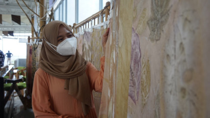 Mengintip Produksi Batik Eco Dyeing, Membatik Dengan Daun dan Batang Pohon