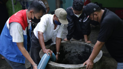 Pasca Kebakaran Kilang Pertamina Cilacap, Petugas Bersihkan Sumur Warga yang Tercemar