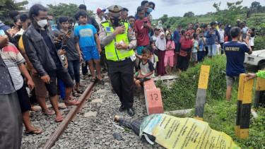 Seorang Wanita Tewas Tertabrak Kereta Api Tanpa Palang Pintu
