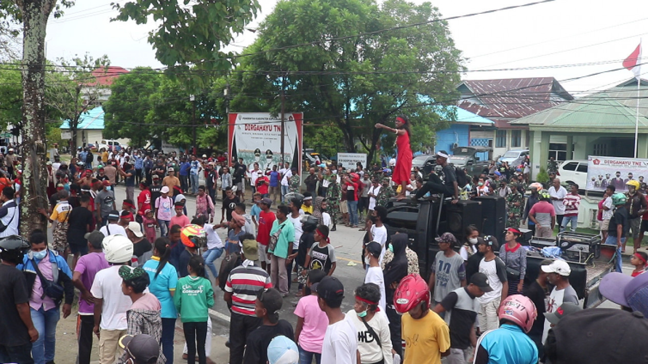 Buntut Sengketa Tanah Adat, Masyarakat Marafenfen Ricuh dan Rusak Kantor PN Dobo 
            - galeri foto